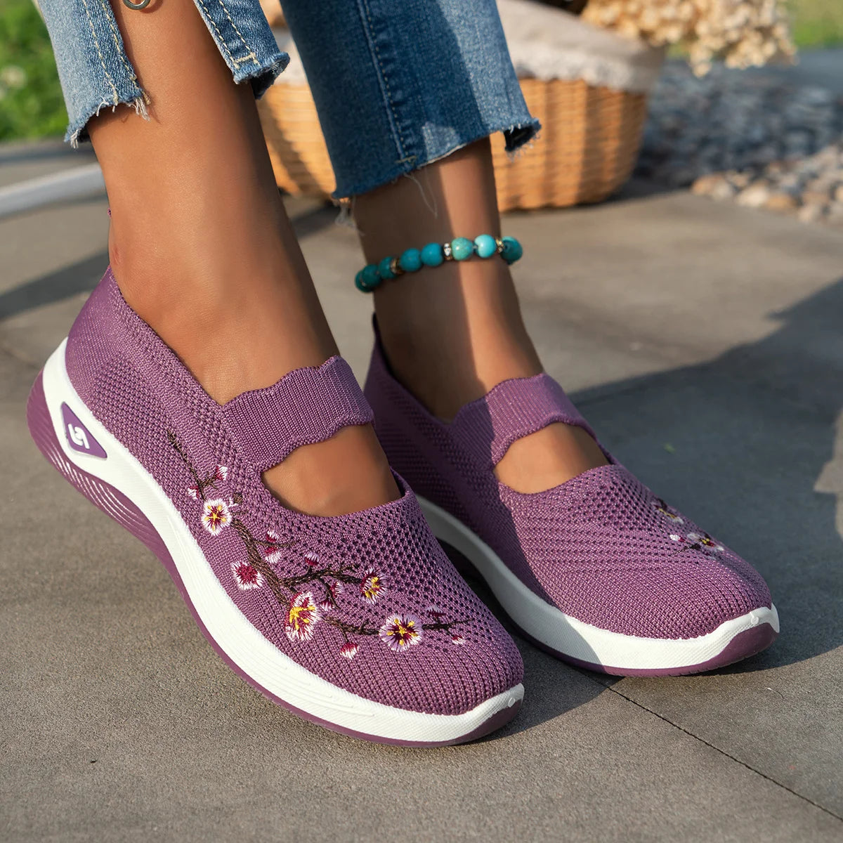 Women's casual sports shoes with ethnic style mesh, breathable and fashionable casual shoes